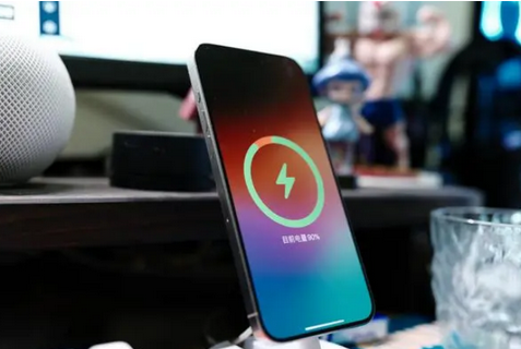 单县苹果15换屏服务分享用什么充电器给iPhone15充电更好 